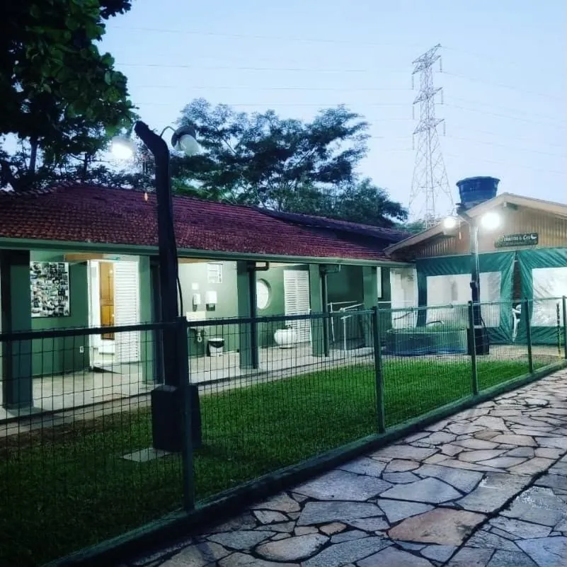 Fachada e alojamentos